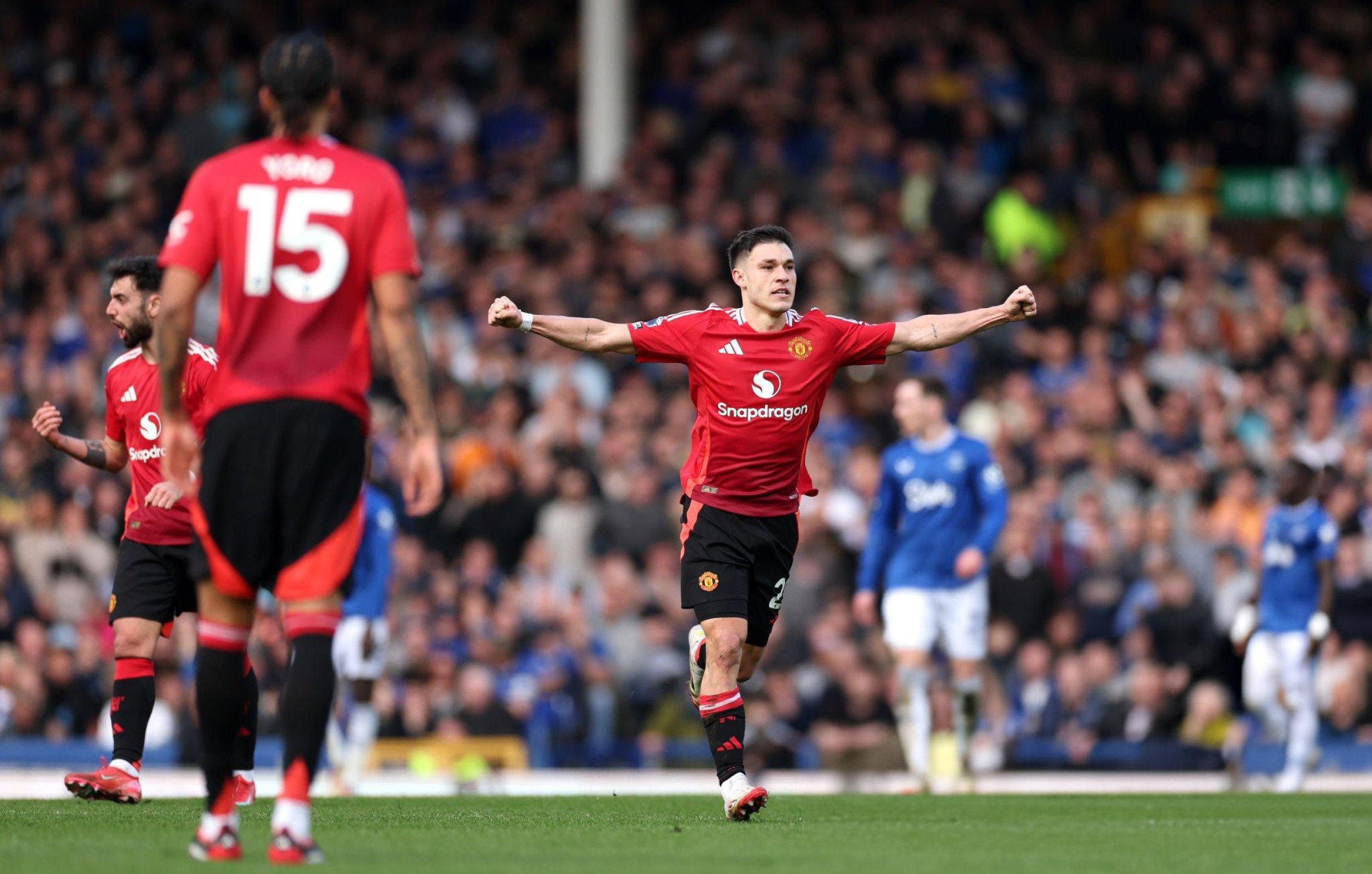 米乐体育官网-埃弗顿客场胜出，继续追赶前列