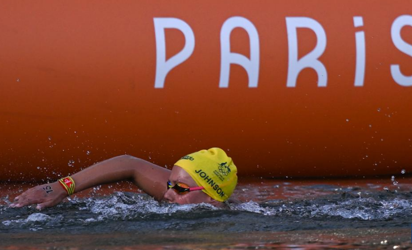 米乐直播官网-南非游泳选手获得金牌，庆祝泳池中的简单介绍